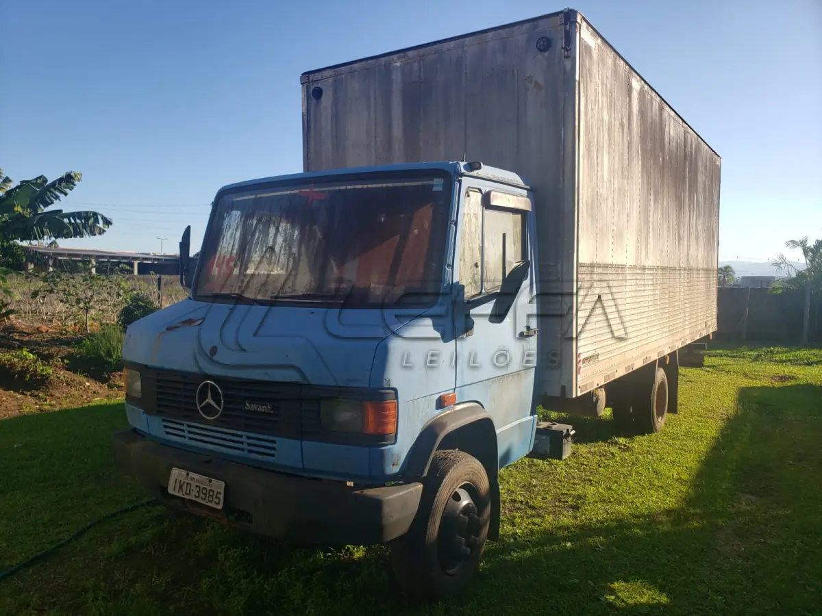 LOTE 001 - UM CAMINHÃO MERCEDES BENZ/710, PLACAS IKD-3985, COR AZUL, ANO/MODELO 2001, RENAVAM 763454389.