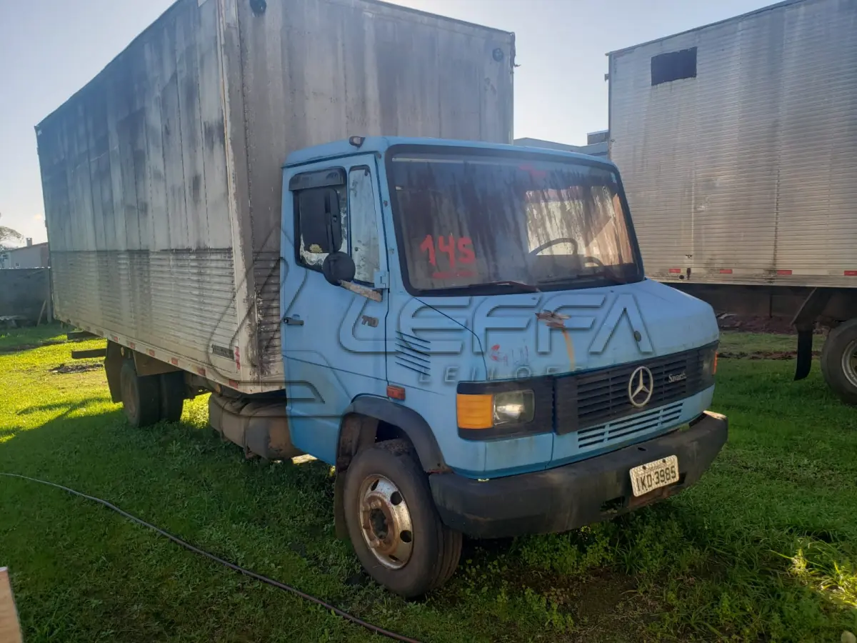 LOTE 001 - UM CAMINHÃO MERCEDES BENZ/710, PLACAS IKD-3985, COR AZUL, ANO/MODELO 2001, RENAVAM 763454389.