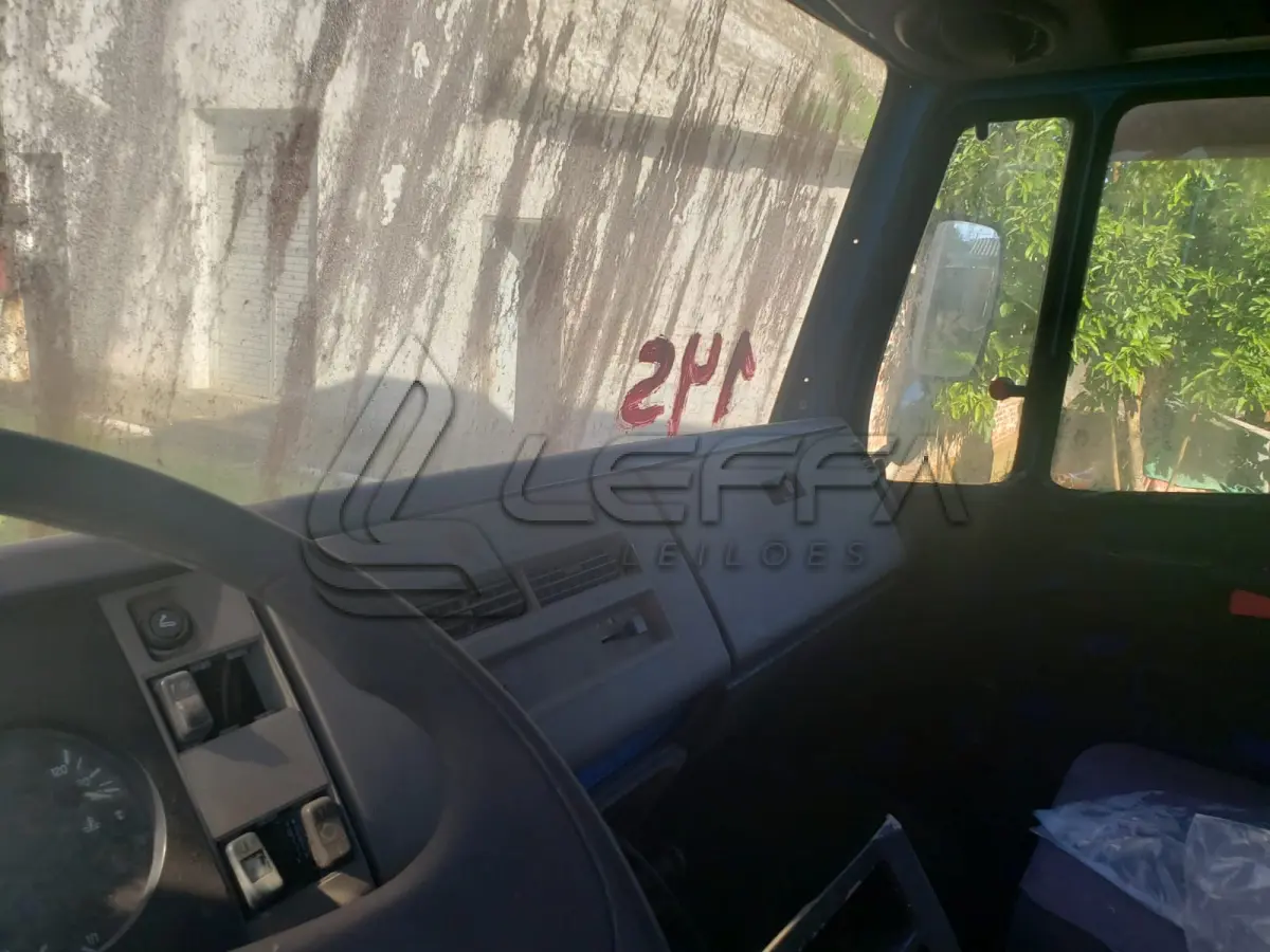 LOTE 001 - UM CAMINHÃO MERCEDES BENZ/710, PLACAS IKD-3985, COR AZUL, ANO/MODELO 2001, RENAVAM 763454389.