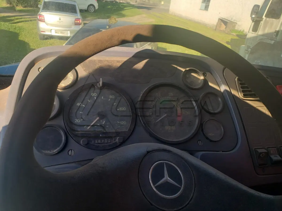 LOTE 003 - UM CAMINHÃO MERCEDES BENZ/L 1418R, PLACAS AJI-8263, ANO/MODELO 2000, COR AZUL