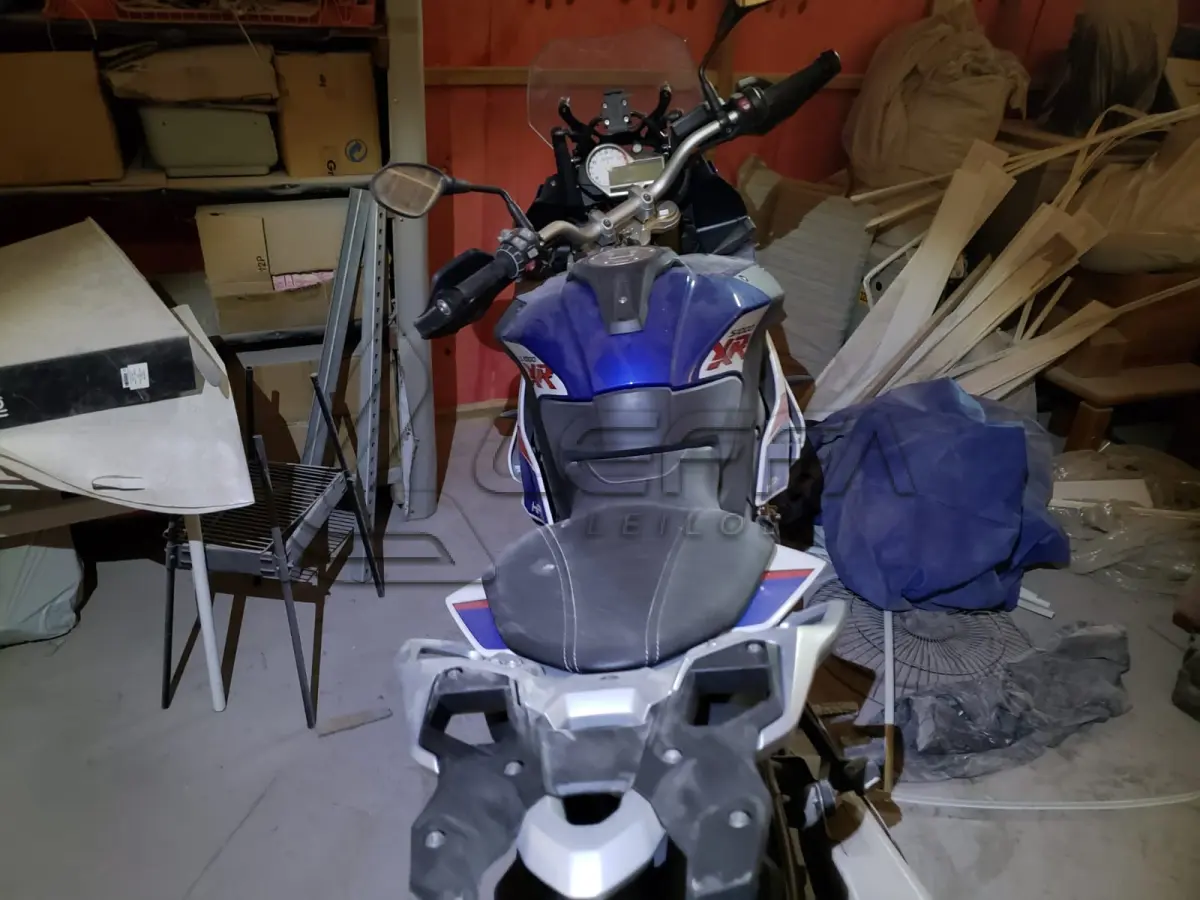 LOTE 004 - UMA MOTOCICLETA YAMAHA XT1200Z STENERE D, PLACAS IYM-1200, ANO/MODELO 2014/2015, COR AZUL, RENAVAM 1034072428