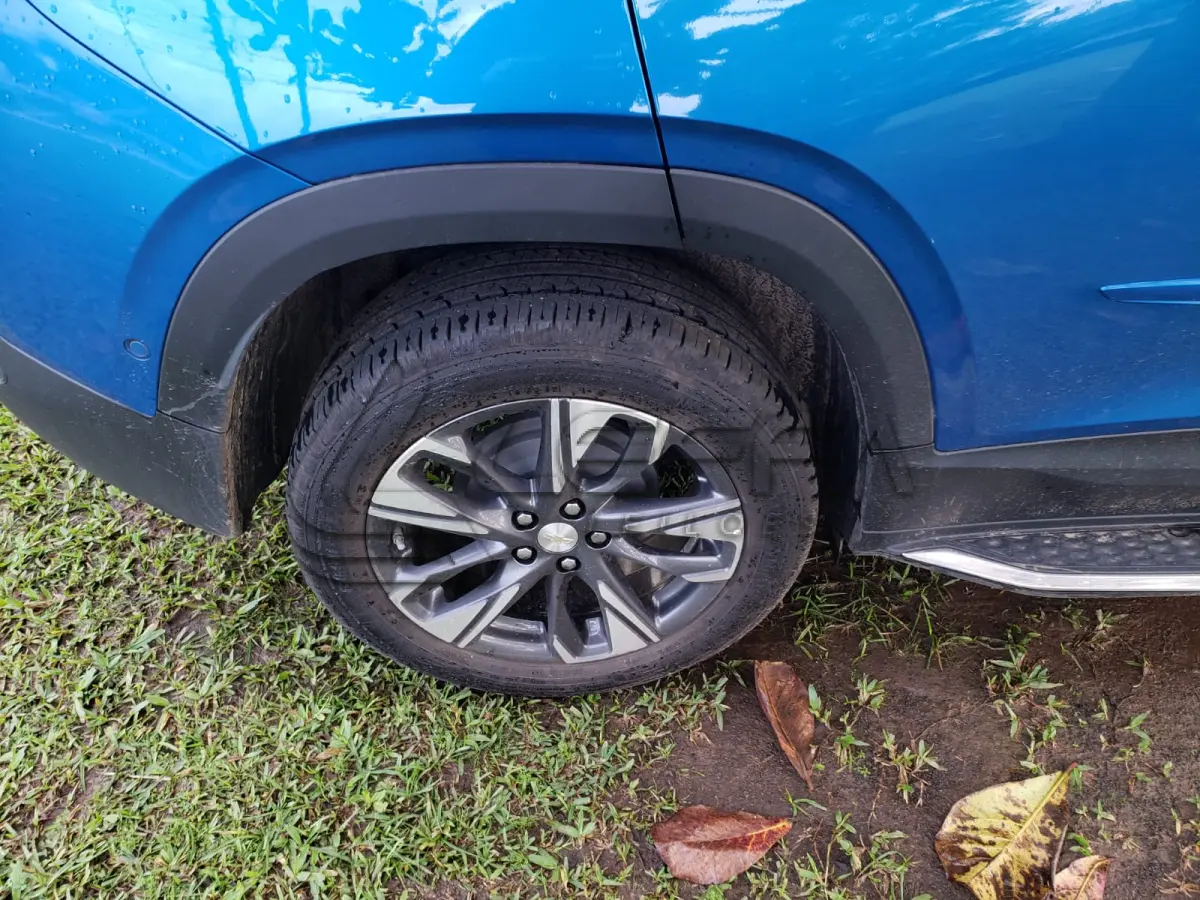 LOTE 002 - UM VEÍCULO GM TRACKER 12T A PR, PLACAS IZY-9B82, ANO/MODELO 2020/2021, COR AZUL, RENAVAM Nº 1227335730