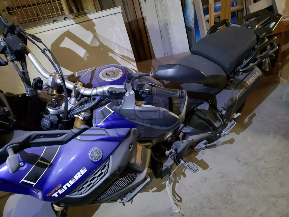 LOTE 004 - UMA MOTOCICLETA YAMAHA XT1200Z STENERE D, PLACAS IYM-1200, ANO/MODELO 2014/2015, COR AZUL, RENAVAM 1034072428