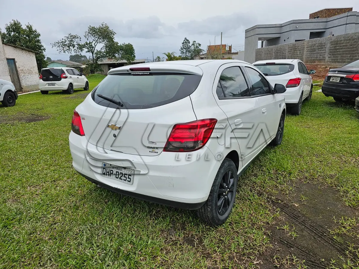 LOTE 001 - Um veículo automóvel CHEVROLET/ONIX 1.0MT SEL(Nacional), cor branca, a álcool/gasolina, ano de fabricação e modelo2015/2015, placa QHP0255