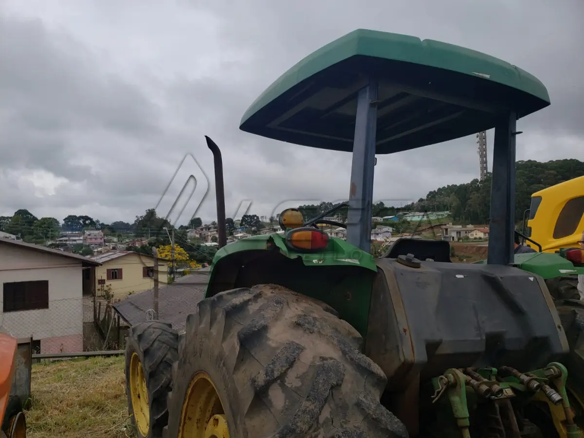 LOTE 004 - UM TRATOR JOHN DEERE 5700, VERDE, SEM FUNCIONAMENTO