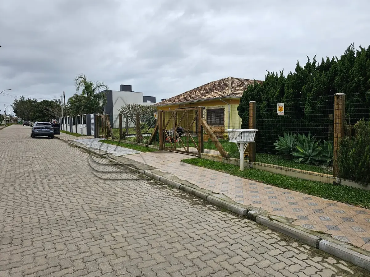LOTE 001 - UM TERRENO URBANO, COM BENFEITORIAS, Lote 30 Quadra 32, na Praia Rainha do Mar em Xangri-lá RS