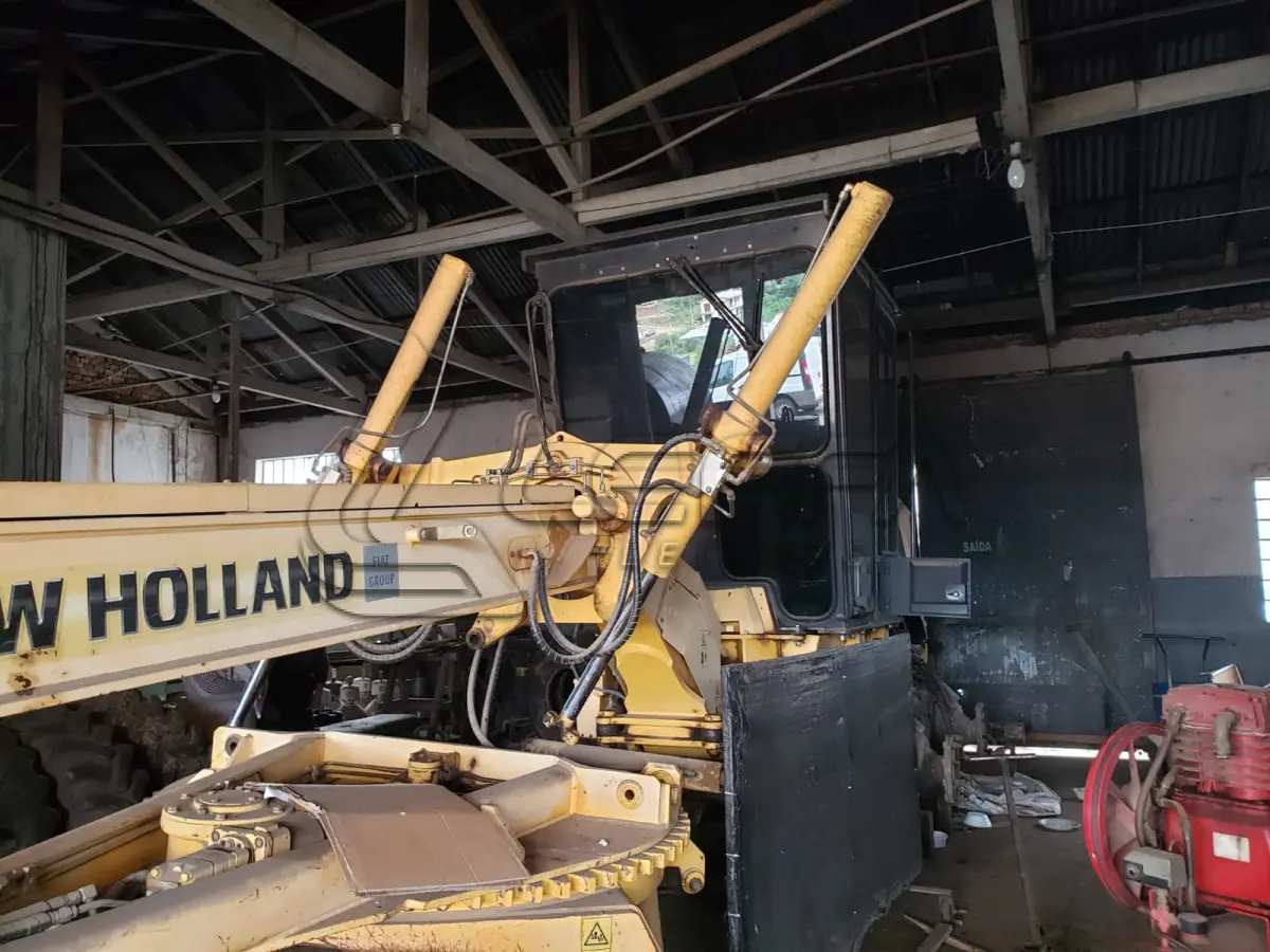 LOTE 006 - MOTONIVELADORA NEW HOLLAND, RG140B, diesel, ano e modelo 2009