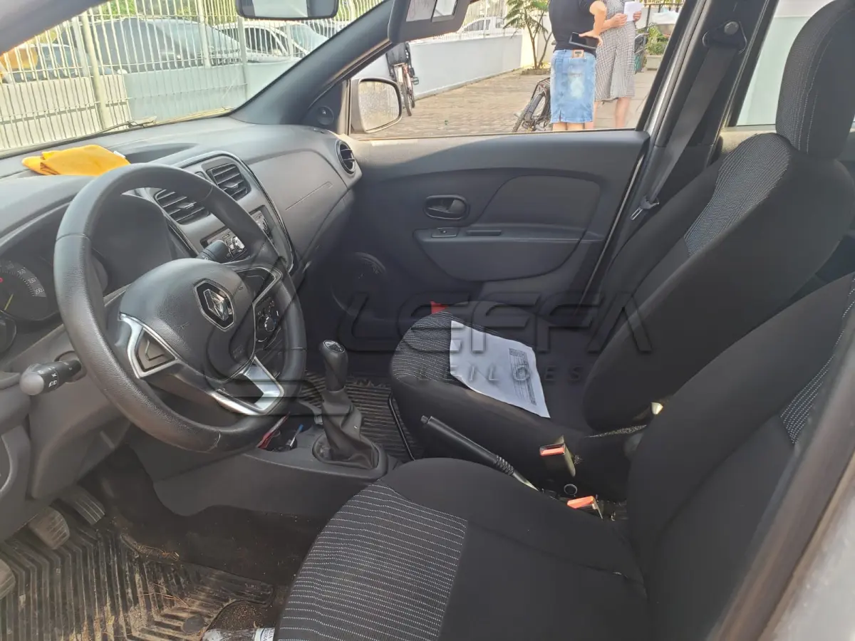 LOTE 006 - UM VEÍCULO RENAULT LOGAN LIFE 10MT, PLACA DRB-2J98, ANO 2019, MODELO 2020, COM APROX 140.000 KM