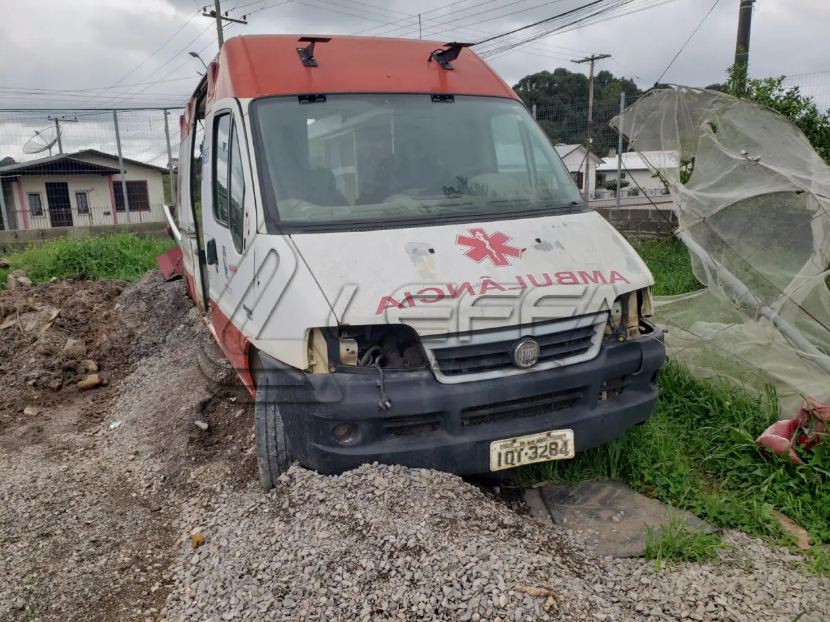 LOTE 010 - UMA AMBULÂNCIA FIAT/ DUCATO, DIESEL, PLACAS IOT-3284, ANO 2009, MODELO 2010
