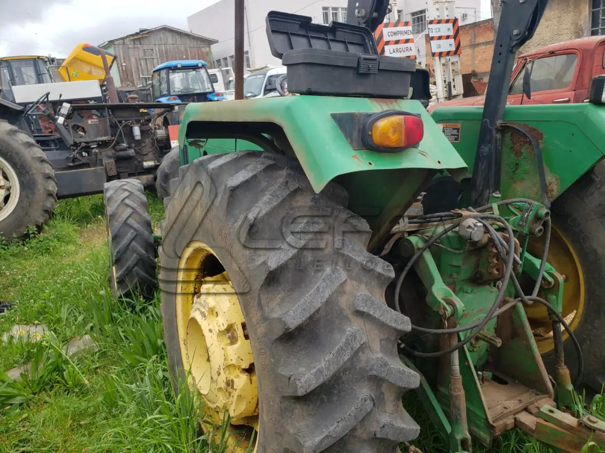 LOTE 003 - UM TRATOR JOHN DEERE 5303, VERDE, SEM FUNCIONAMENTO