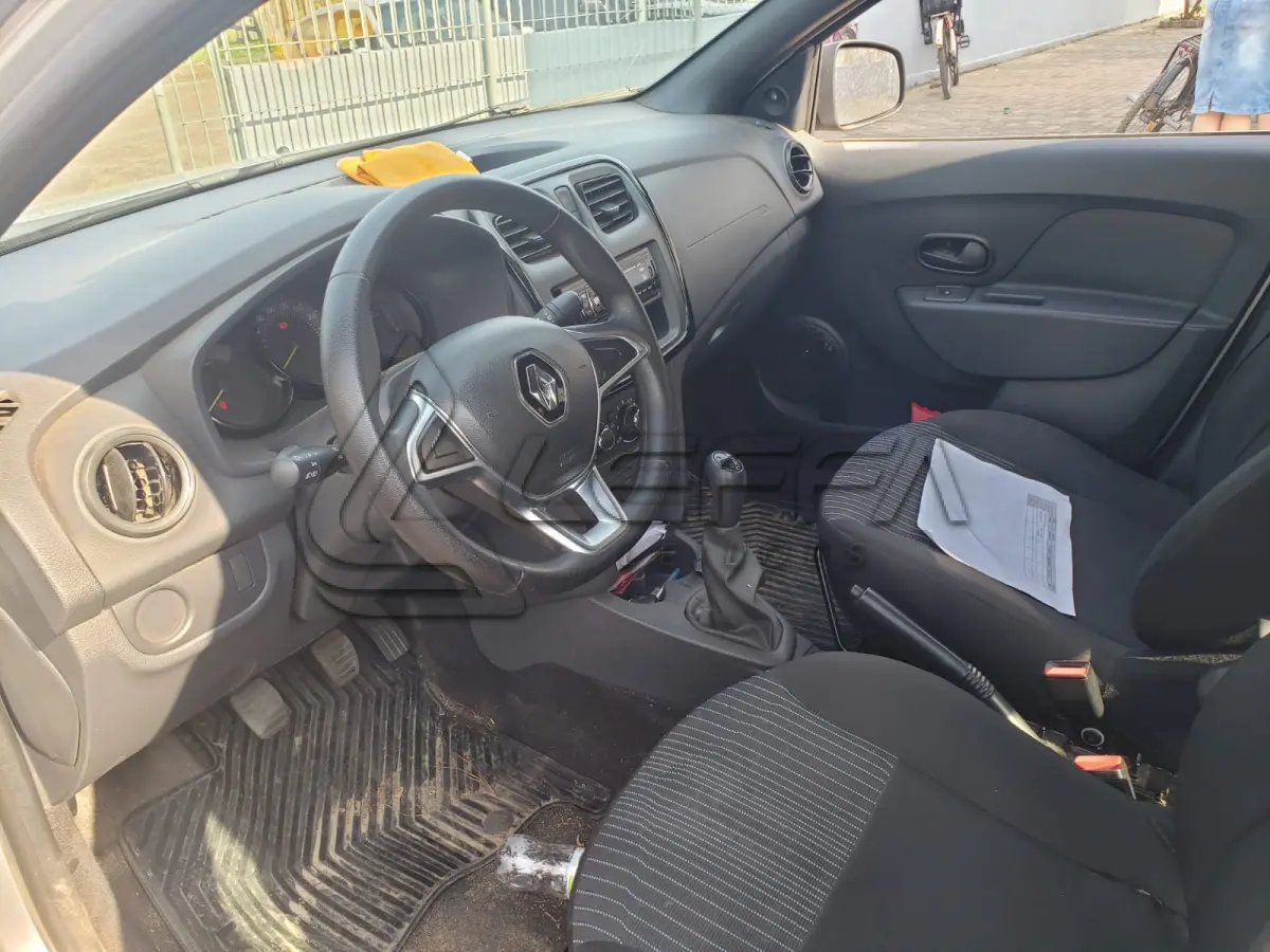 LOTE 006 - UM VEÍCULO RENAULT LOGAN LIFE 10MT, PLACA DRB-2J98, ANO 2019, MODELO 2020, COM APROX 140.000 KM