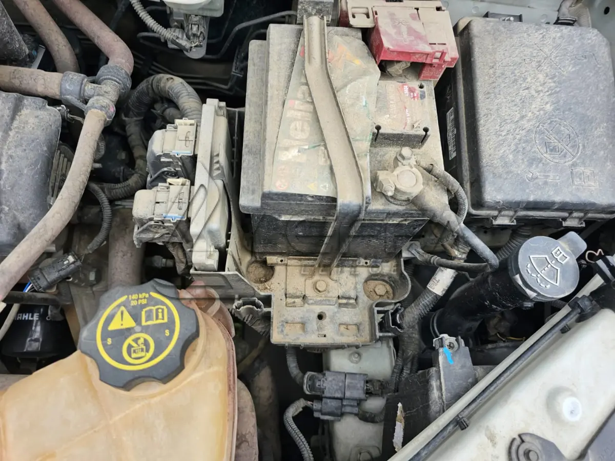 LOTE 001 - Um veículo automóvel CHEVROLET/ONIX 1.0MT SEL(Nacional), cor branca, a álcool/gasolina, ano de fabricação e modelo2015/2015, placa QHP0255