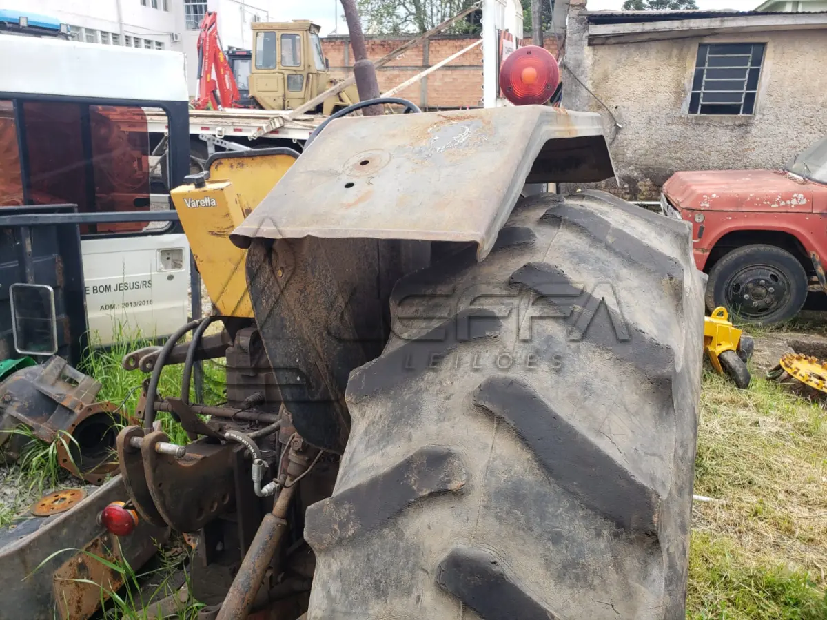 LOTE 002 - UM TRATOR VALTRA, VERMELHO, SEM FUNCIONAMENTO, EM ESTADO DE SUCATA