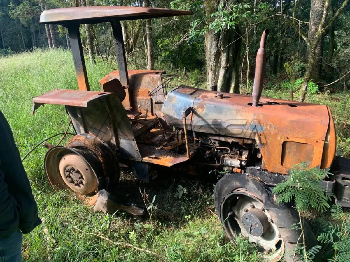 LOTE 018 - UM TRATOR MASSEY FERGUSON
