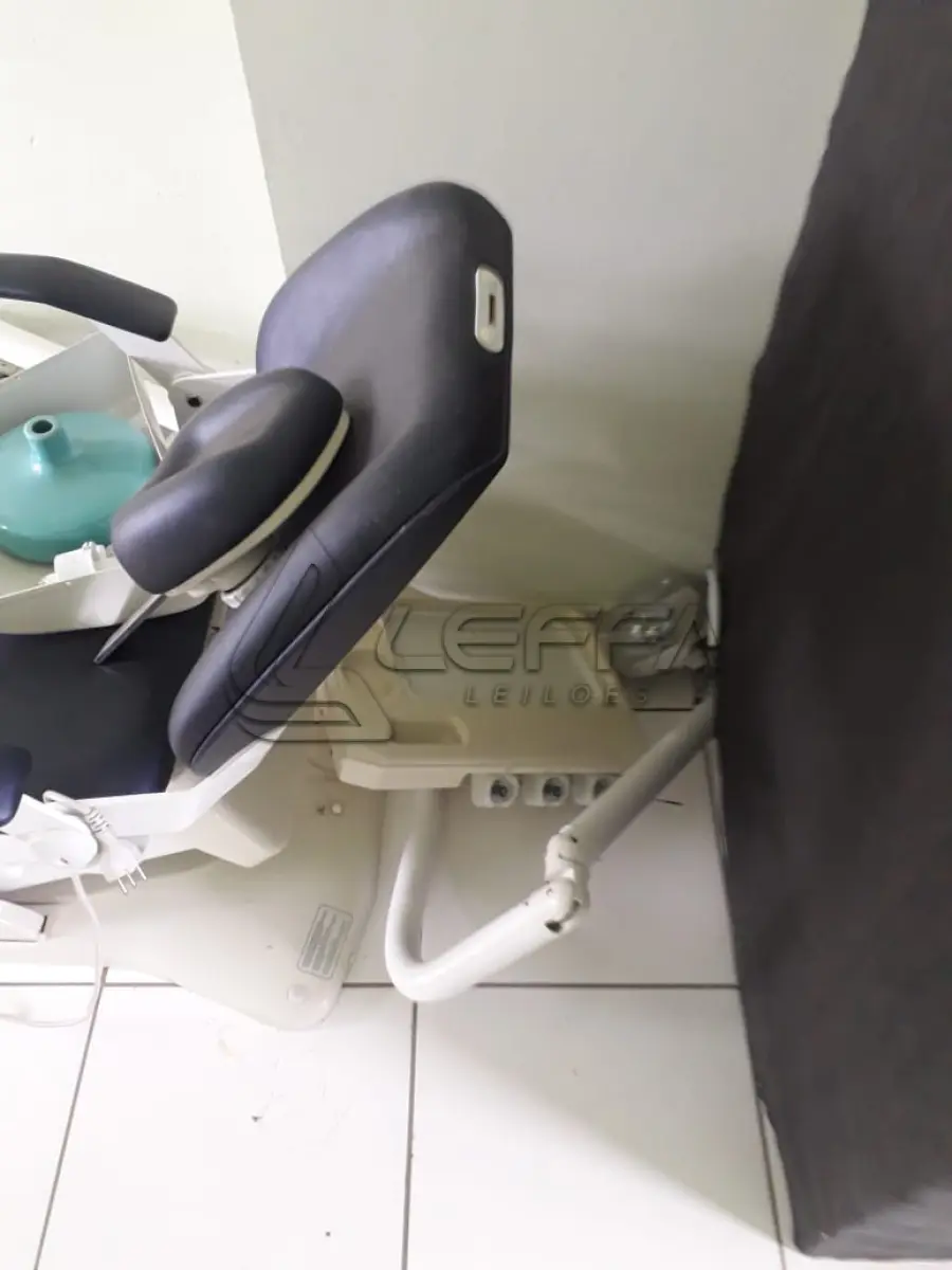 LOTE 019 - DUAS CADEIRAS ODONTOLÓGICAS