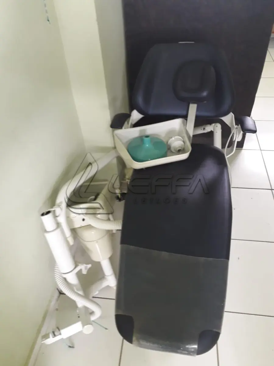 LOTE 019 - DUAS CADEIRAS ODONTOLÓGICAS