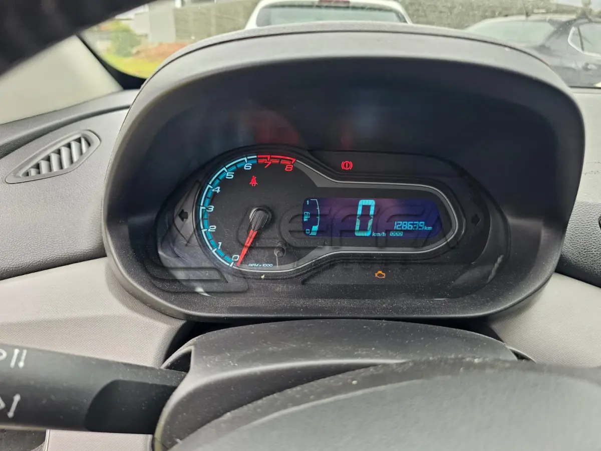 LOTE 001 - Um veículo automóvel CHEVROLET/ONIX 1.0MT SEL(Nacional), cor branca, a álcool/gasolina, ano de fabricação e modelo2015/2015, placa QHP0255