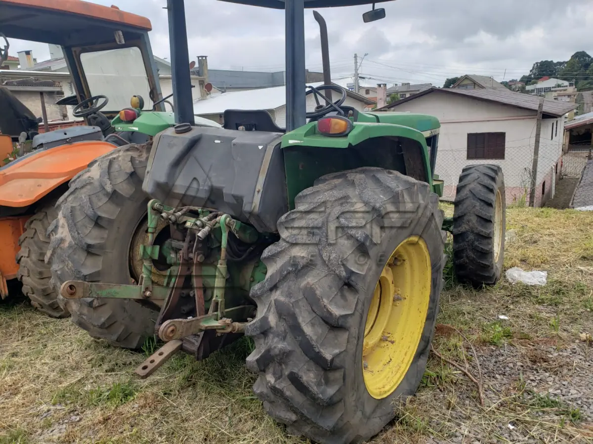 LOTE 004 - UM TRATOR JOHN DEERE 5700, VERDE, SEM FUNCIONAMENTO