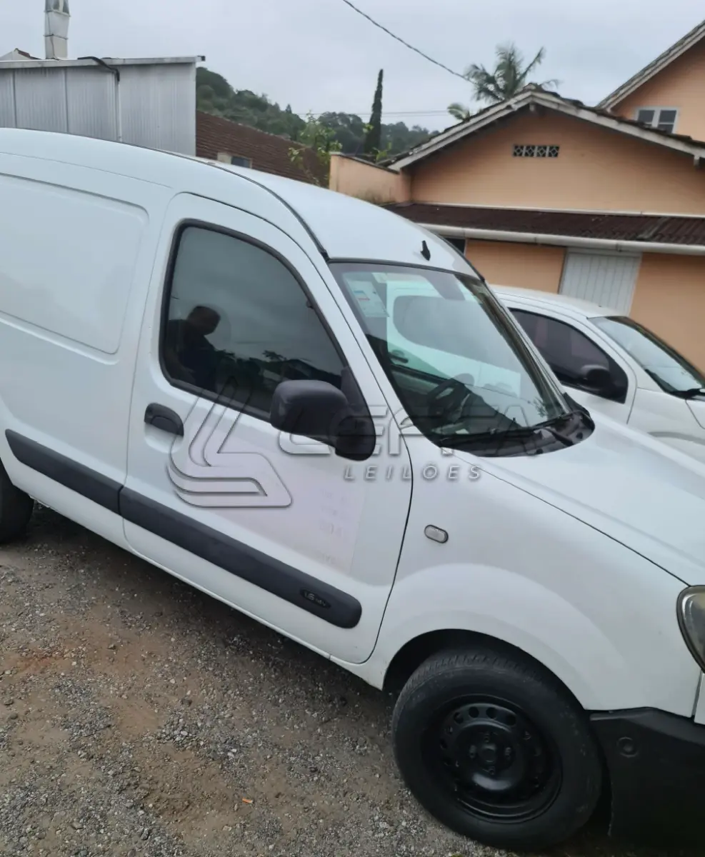 LOTE 001 - Um veículo caminhonete RENAULT KGOO EXPRESS16 (Importado) , cor branca, a álcool/gasolina, ano de fabricação e modelo2013/2014, placa MKT0115