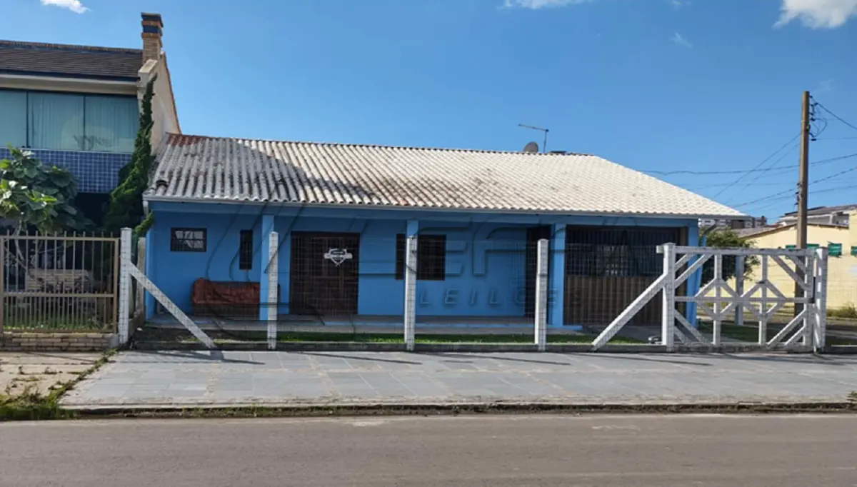 LOTE 001 - UMA CASA E UMA GARAGEM, na rua Atlântico, em Tramandaí RS