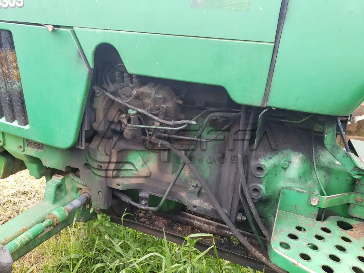 LOTE 003 - UM TRATOR JOHN DEERE 5303, VERDE, SEM FUNCIONAMENTO