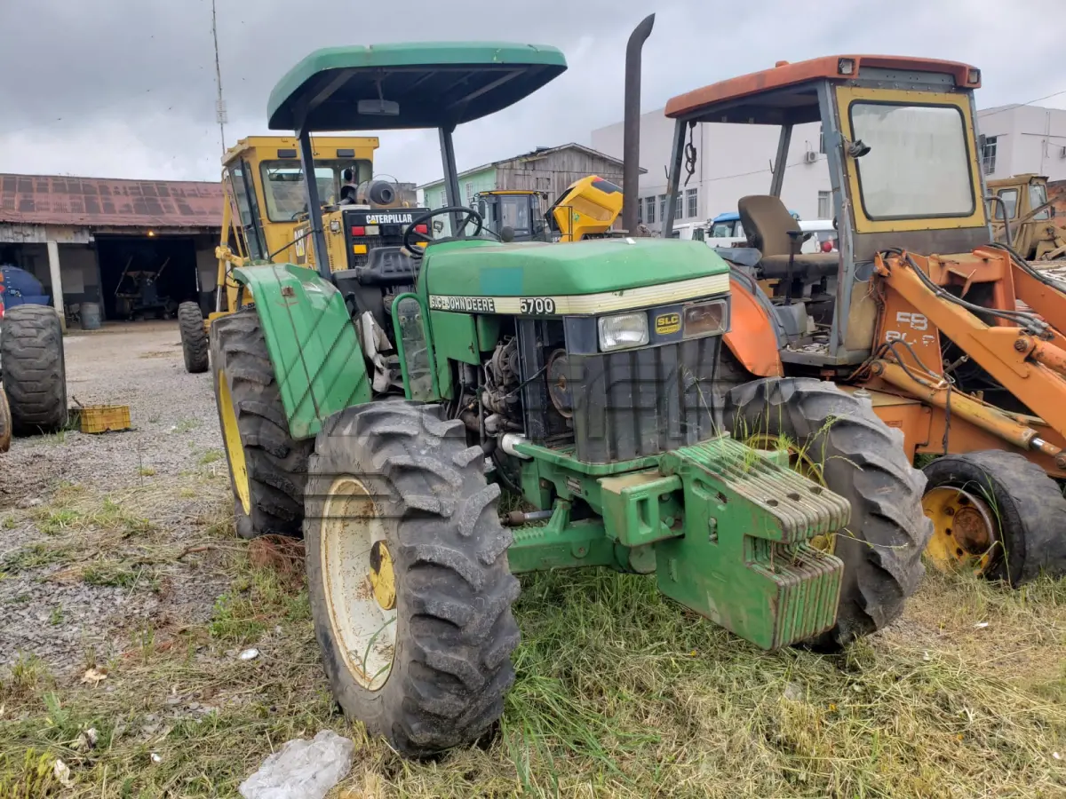 LOTE 004 - UM TRATOR JOHN DEERE 5700, VERDE, SEM FUNCIONAMENTO