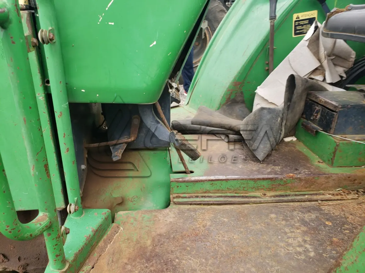 LOTE 004 - UM TRATOR JOHN DEERE 5700, VERDE, SEM FUNCIONAMENTO