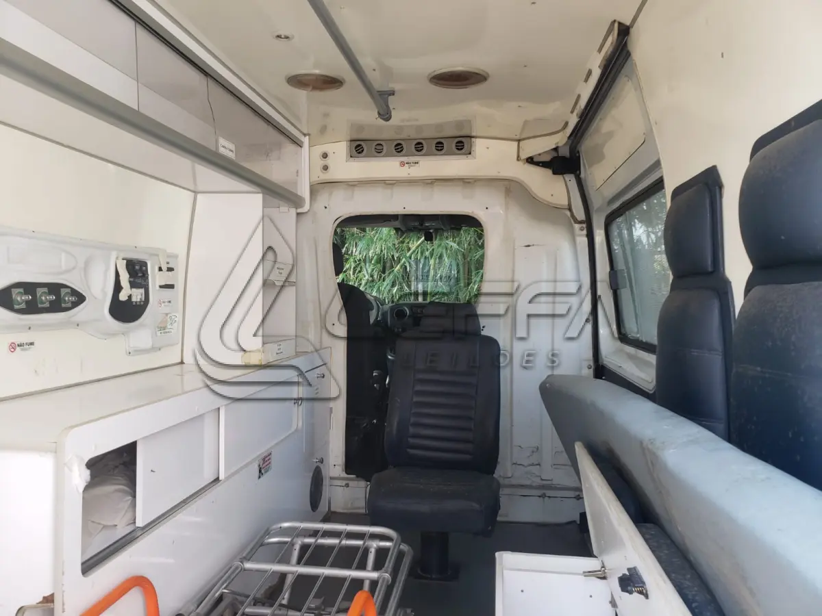 LOTE 005 - AMBULÂNCIA RENAULT/CHAPECO MASTERAMB, PLACA IWI-7946, ANO 2014, MODELO 2015
