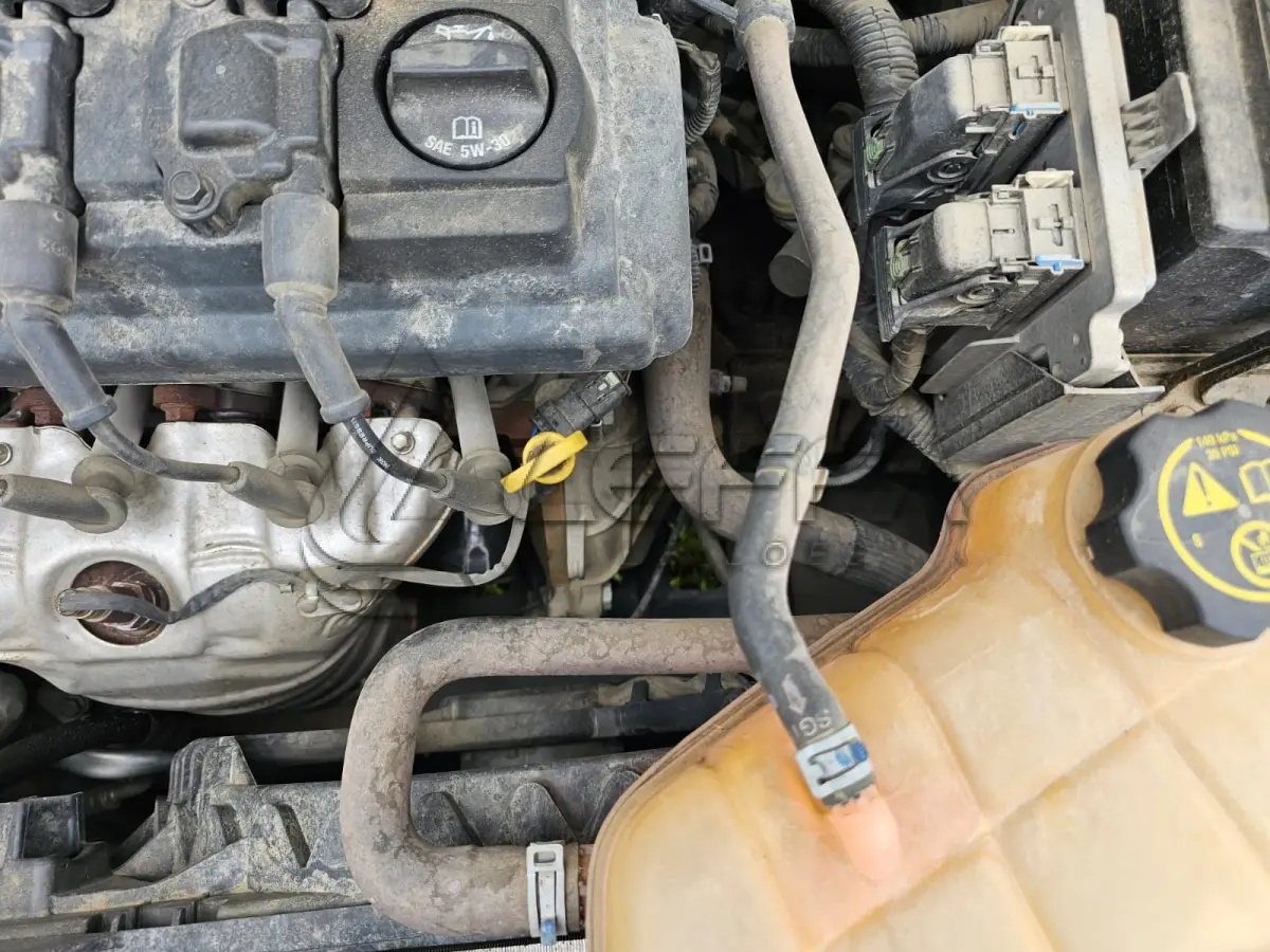 LOTE 001 - Um veículo automóvel CHEVROLET/ONIX 1.0MT SEL(Nacional), cor branca, a álcool/gasolina, ano de fabricação e modelo2015/2015, placa QHP0255