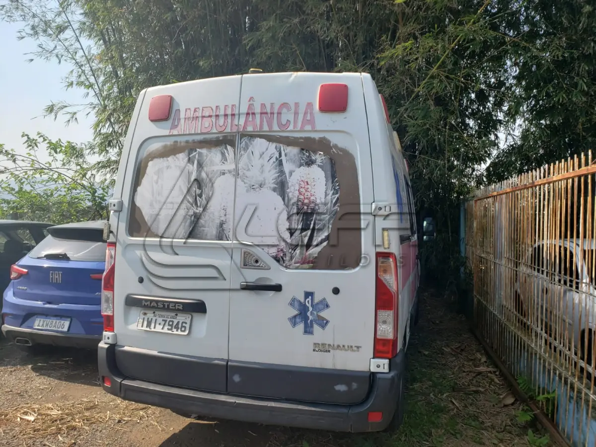 LOTE 005 - AMBULÂNCIA RENAULT/CHAPECO MASTERAMB, PLACA IWI-7946, ANO 2014, MODELO 2015