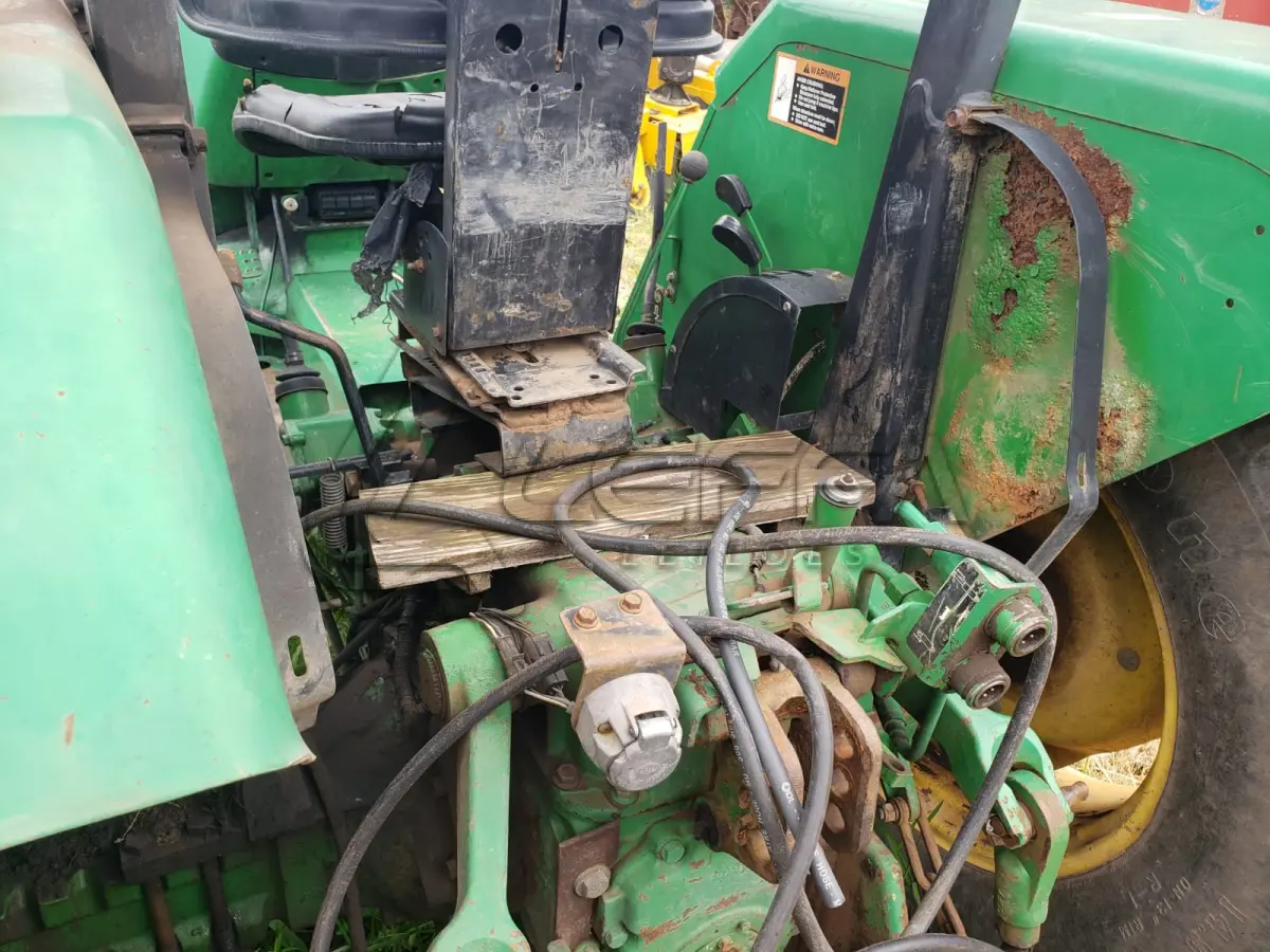 LOTE 003 - UM TRATOR JOHN DEERE 5303, VERDE, SEM FUNCIONAMENTO