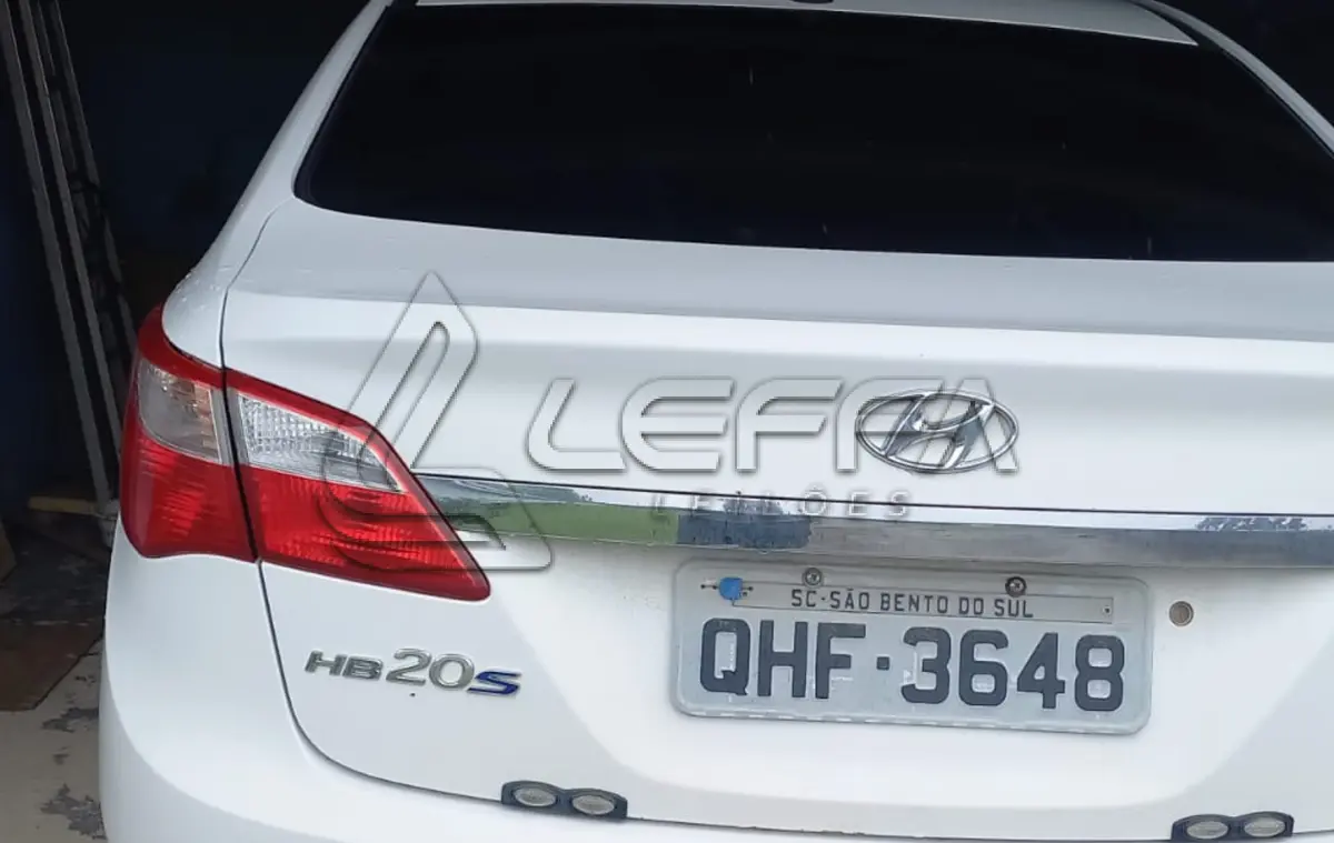 LOTE 001 - Um veículo automóvel HYUNDAI/HB20S 1.6M COMF(Nacional), cor branca, a álcool/gasolina, ano de fabricação e modelo 2015/2015,placa QHF3648