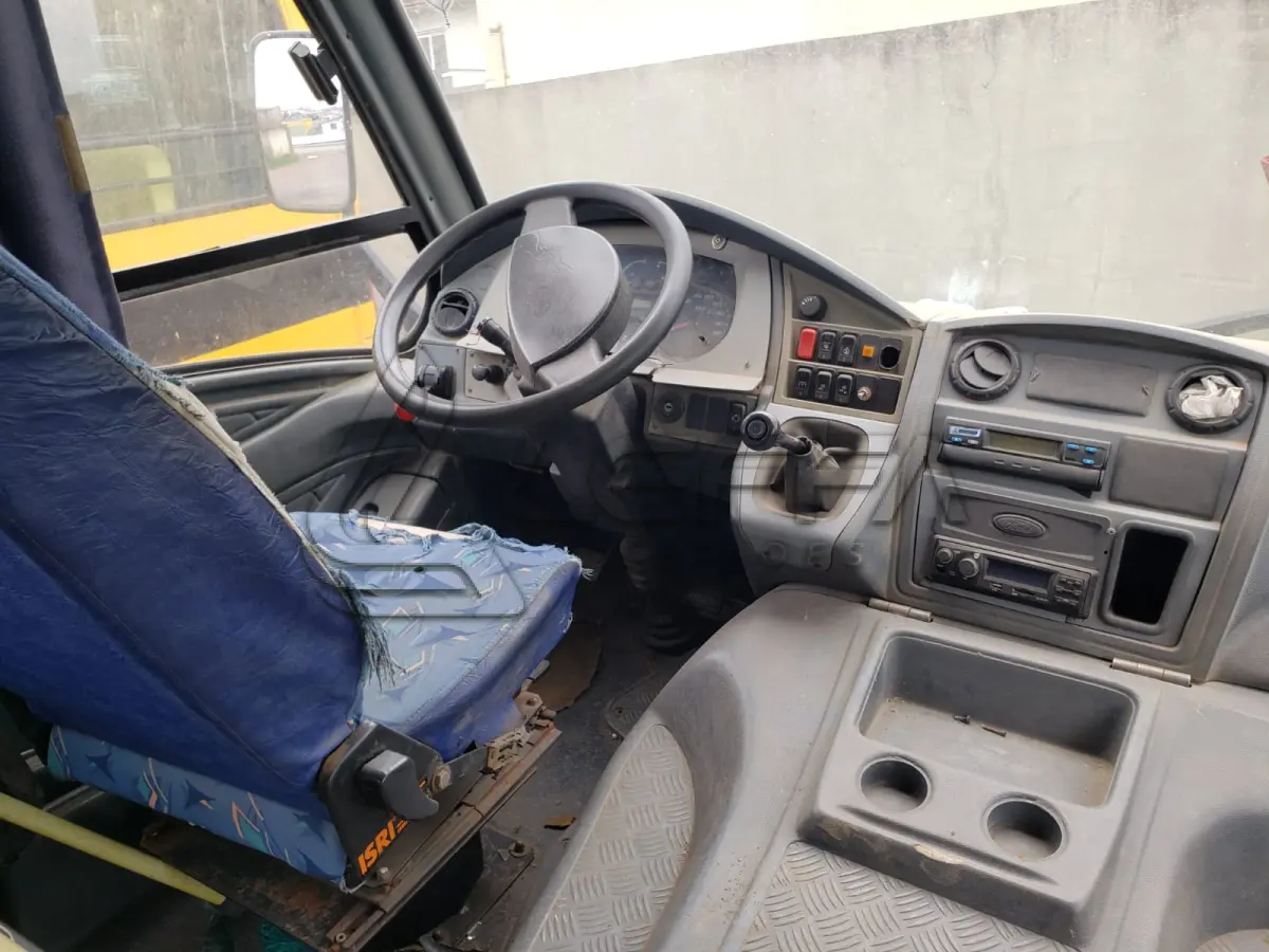 LOTE 011 - UM ÔNIBUS MARCOPOLO/VOLARE V8L ESC, DIESEL, PLACAS IPJ-2148, ANO 2008, MODELO 2009