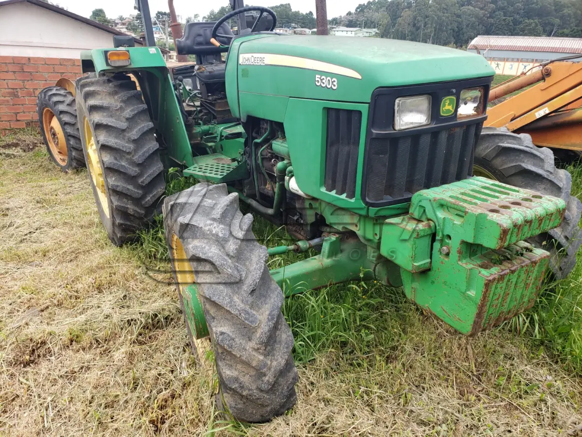 LOTE 003 - UM TRATOR JOHN DEERE 5303, VERDE, SEM FUNCIONAMENTO