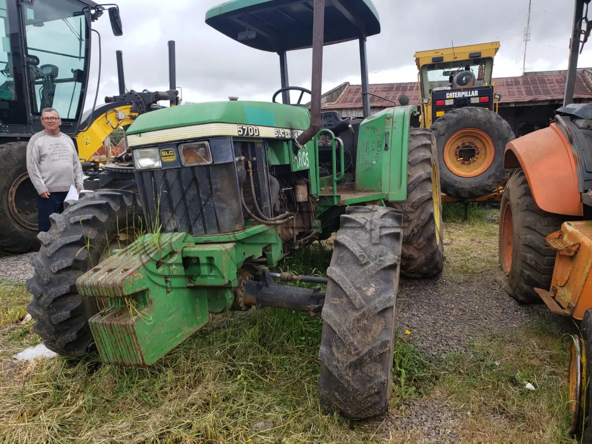 LOTE 004 - UM TRATOR JOHN DEERE 5700, VERDE, SEM FUNCIONAMENTO