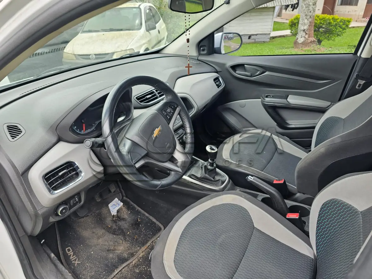 LOTE 001 - Um veículo automóvel CHEVROLET/ONIX 1.0MT SEL(Nacional), cor branca, a álcool/gasolina, ano de fabricação e modelo2015/2015, placa QHP0255