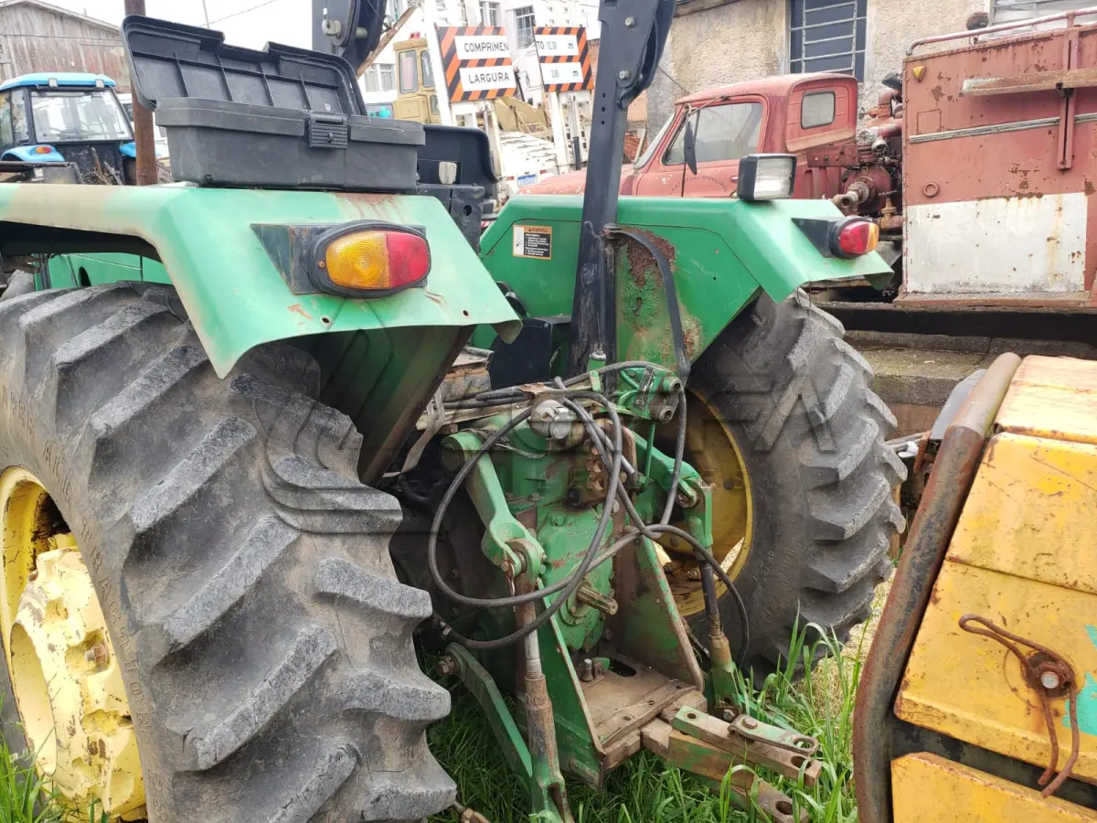 LOTE 004 - UM TRATOR JOHN DEERE 5700, VERDE, SEM FUNCIONAMENTO