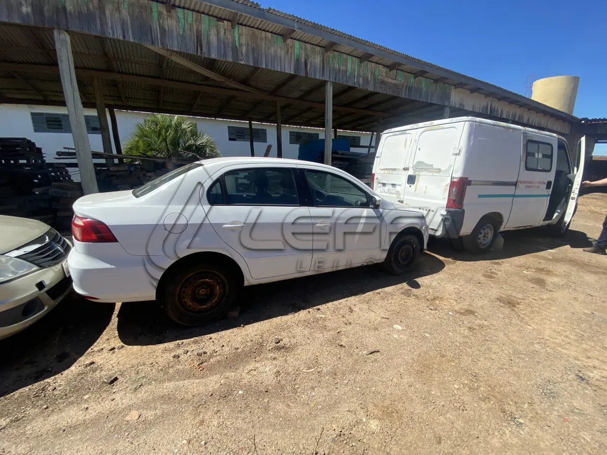 LOTE 005 - UM VEÍCULO VOLKSWAGEN/NOVO VOYAGE 1.0, FLEX, PLACAS IUE-6513, ANO 2013, MODELO 2013