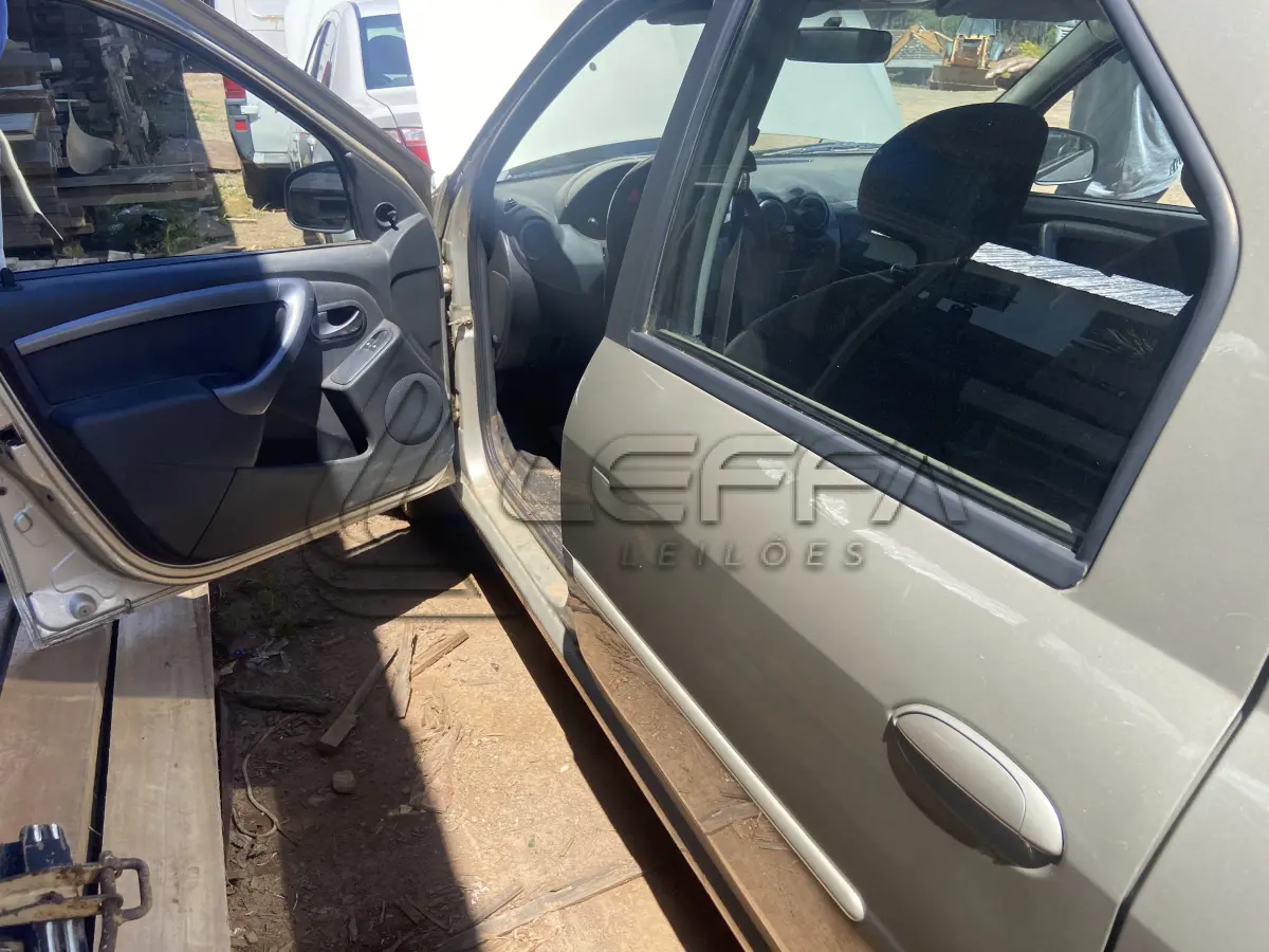 LOTE 006 - UM VEÍCULO RENAULT/LOGAN EXP 16HP, FLEX, PLACAS IUJ-1786, ANO 2013, MODELO 2013 (NÃO FUNCIONA)