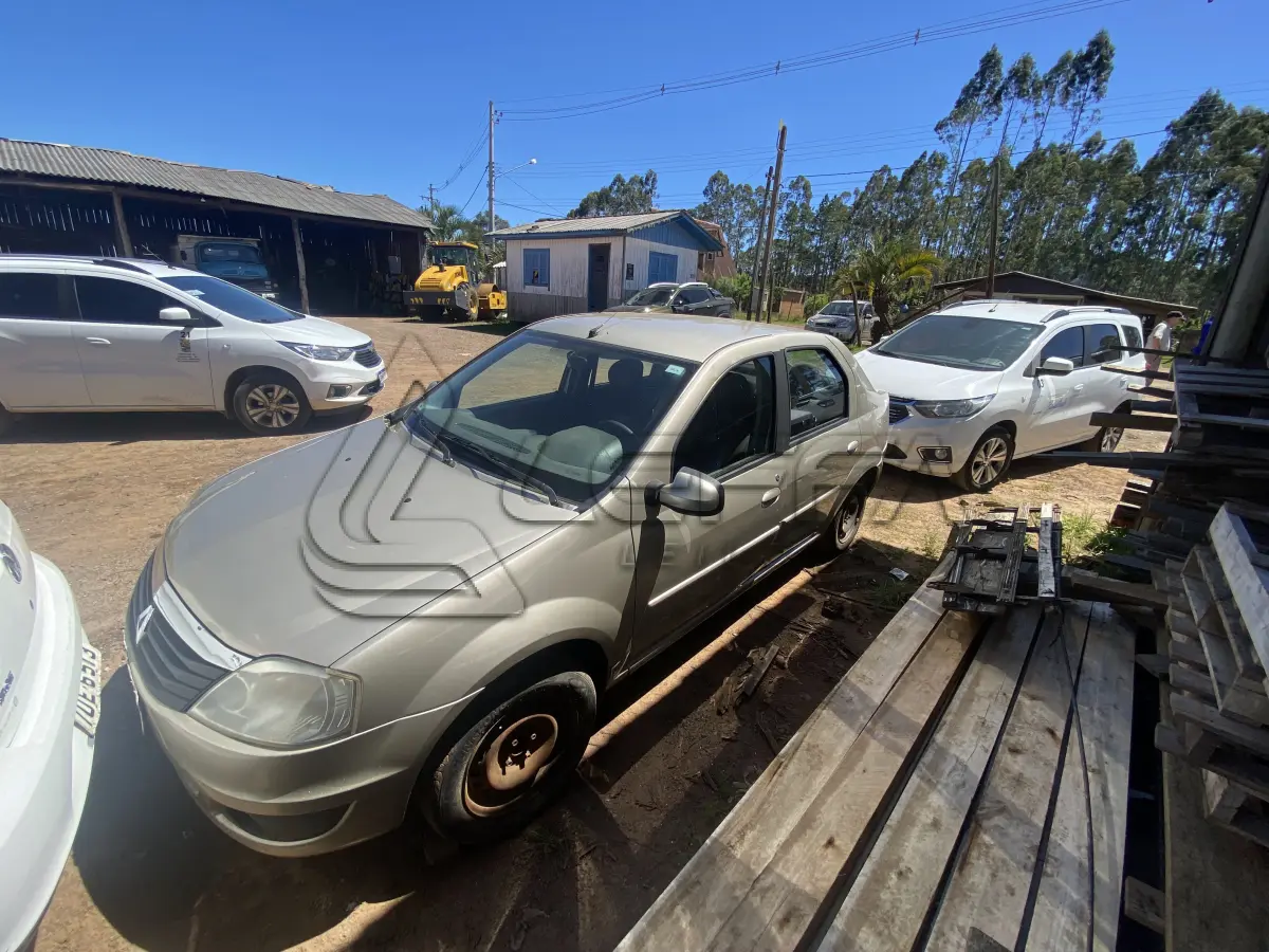 LOTE 006 - UM VEÍCULO RENAULT/LOGAN EXP 16HP, FLEX, PLACAS IUJ-1786, ANO 2013, MODELO 2013 (NÃO FUNCIONA)