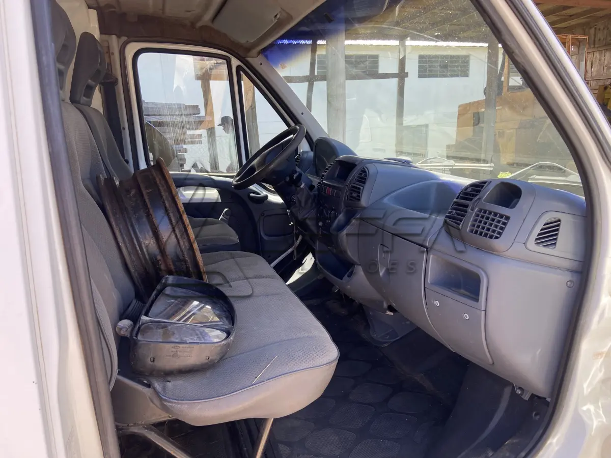 LOTE 004 - AMBULÂNCIA PEUGEOT/BOXER F330C TD, DIESEL, PLACAS IMV-2402, ANO 2005, MODELO 2006 (NÃO FUNCIONA)