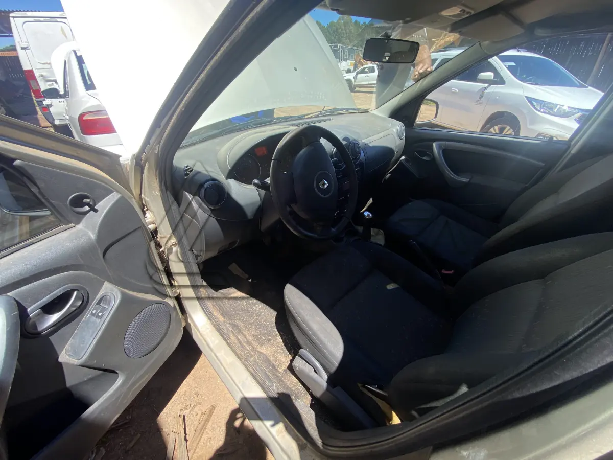 LOTE 006 - UM VEÍCULO RENAULT/LOGAN EXP 16HP, FLEX, PLACAS IUJ-1786, ANO 2013, MODELO 2013 (NÃO FUNCIONA)