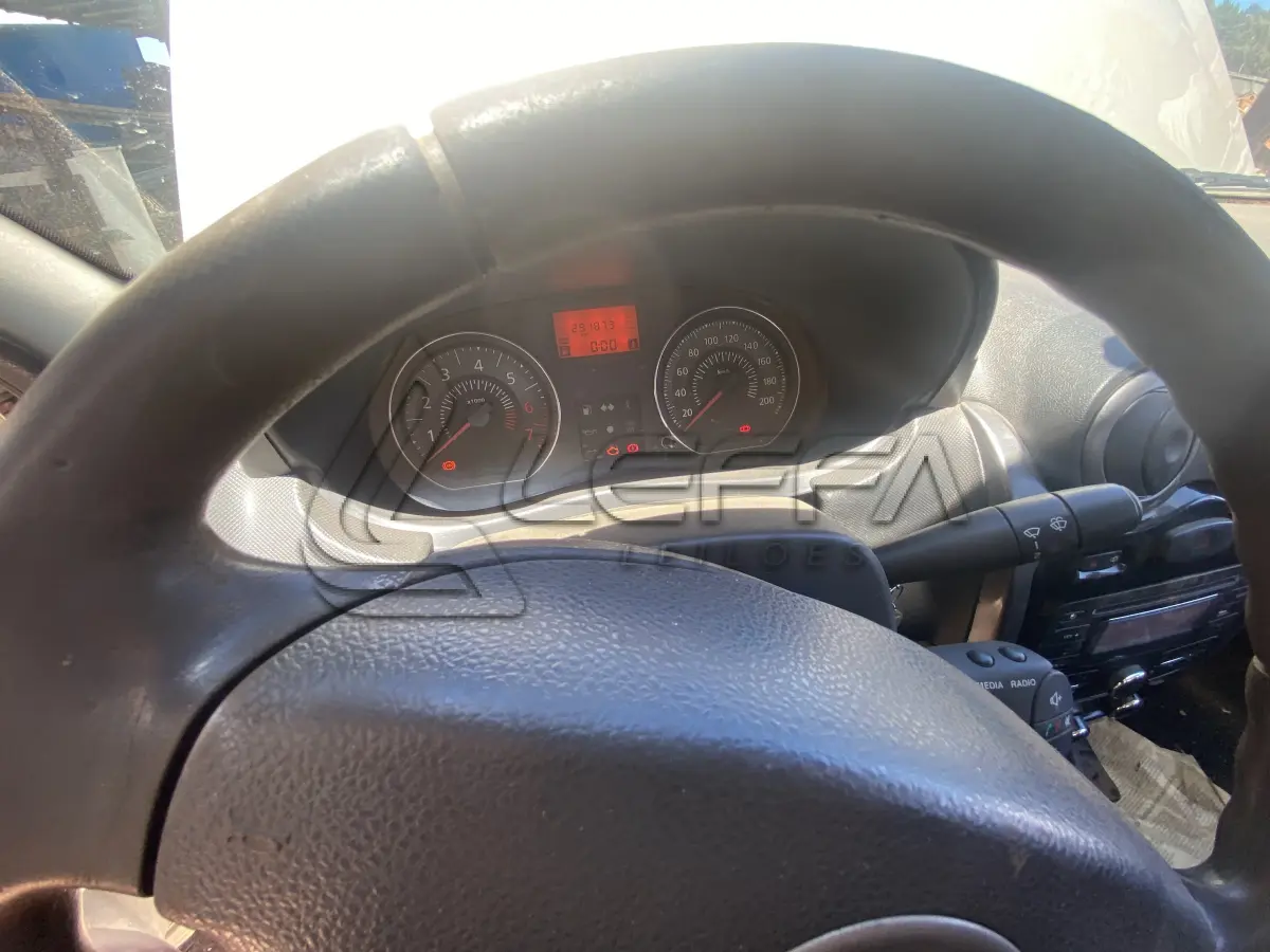 LOTE 006 - UM VEÍCULO RENAULT/LOGAN EXP 16HP, FLEX, PLACAS IUJ-1786, ANO 2013, MODELO 2013 (NÃO FUNCIONA)