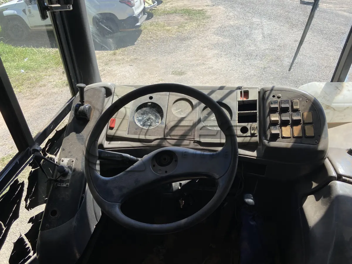 LOTE 002 - UM ÔNIBUS MERCEDES BENZ/OF 1620, DIESEL, PLACAS KGH-9502, ANO 1996, MODELO 1997 (SEM FUNCIONAMENTO)