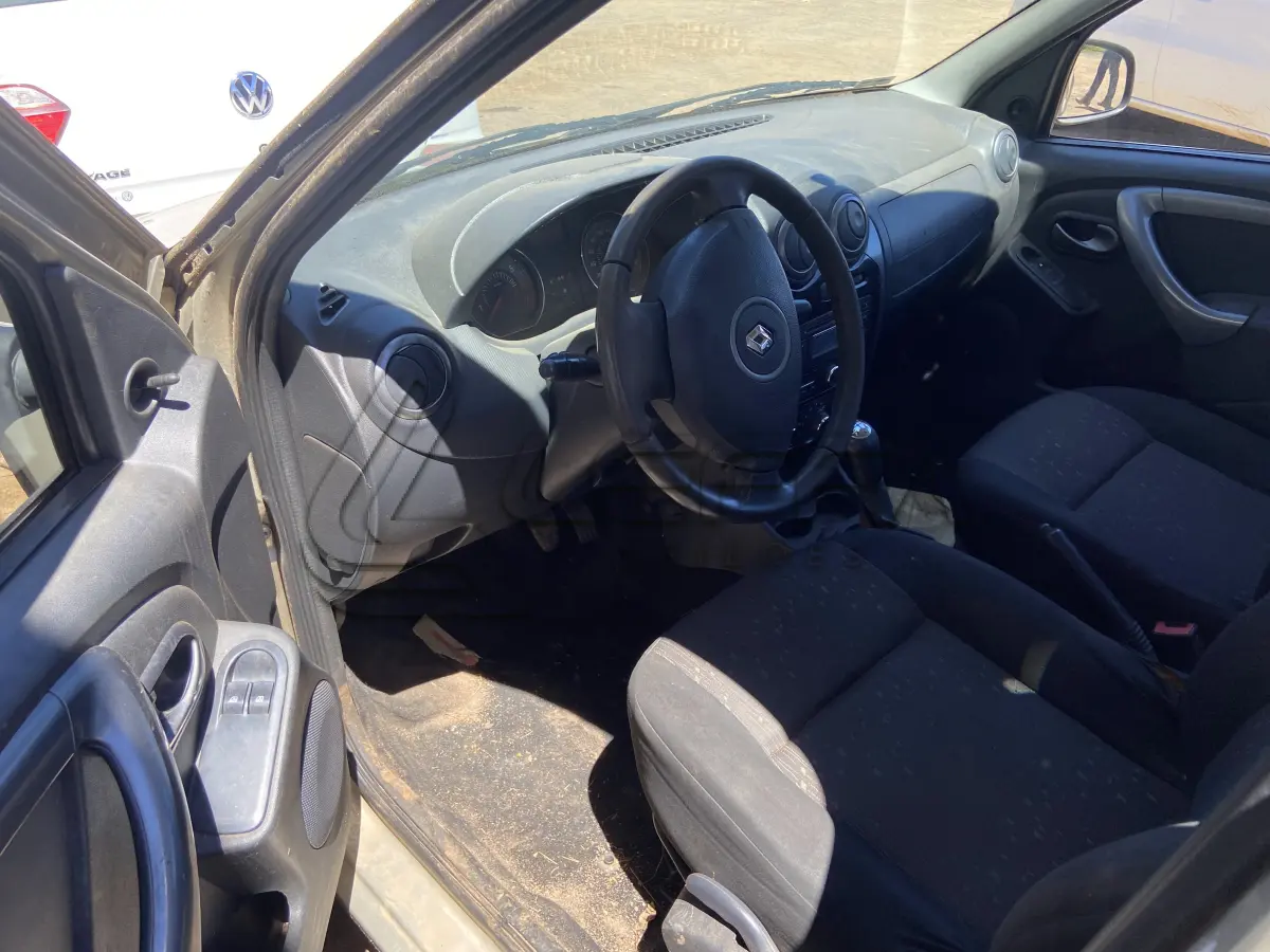 LOTE 006 - UM VEÍCULO RENAULT/LOGAN EXP 16HP, FLEX, PLACAS IUJ-1786, ANO 2013, MODELO 2013 (NÃO FUNCIONA)