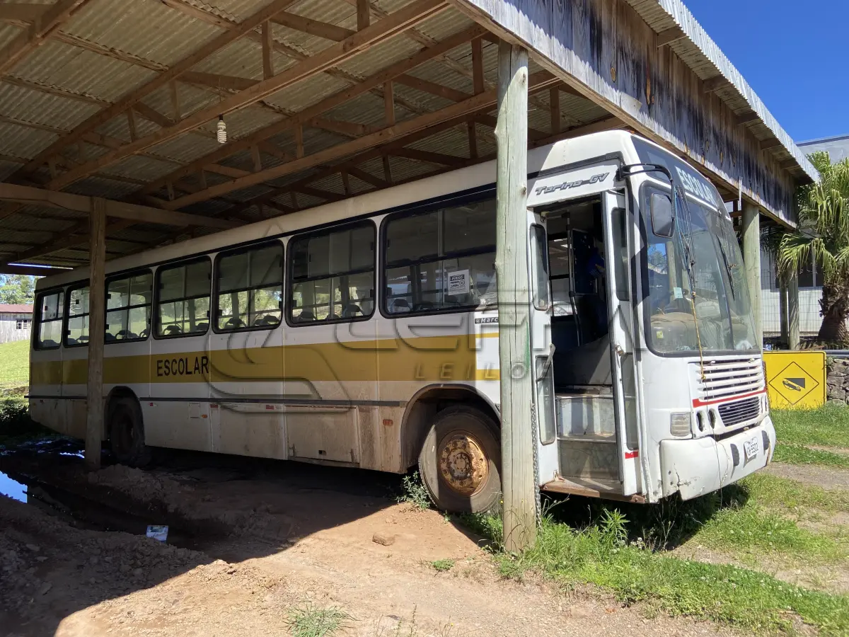 LOTE 002 - UM ÔNIBUS MERCEDES BENZ/OF 1620, DIESEL, PLACAS KGH-9502, ANO 1996, MODELO 1997 (SEM FUNCIONAMENTO)