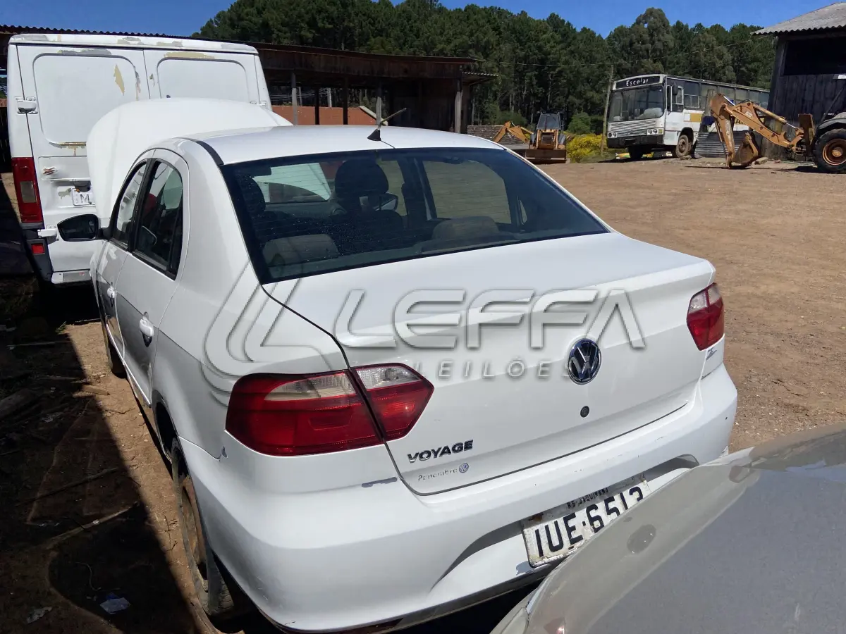 LOTE 005 - UM VEÍCULO VOLKSWAGEN/NOVO VOYAGE 1.0, FLEX, PLACAS IUE-6513, ANO 2013, MODELO 2013