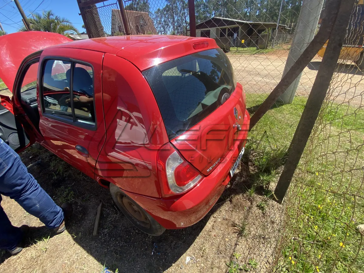 LOTE 009 - UM VEÍCULO RENAULT/CLIO 1.0 16V, FLEX, PLACAS IUJ-1830, ANO 2013, MODELO 2014