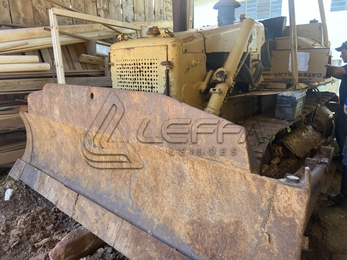 LOTE 014 - TRATOR DE ESTEIRA CATERPILAR D4E, DIESEL, ANO/MODELO 1989