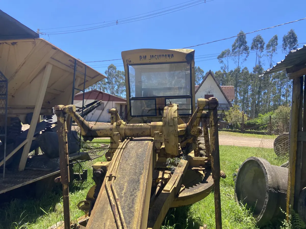 LOTE 025 - MOTONIVELADORA CATERPILAR, DIESEL (EM ESTADO DE SUCATA)